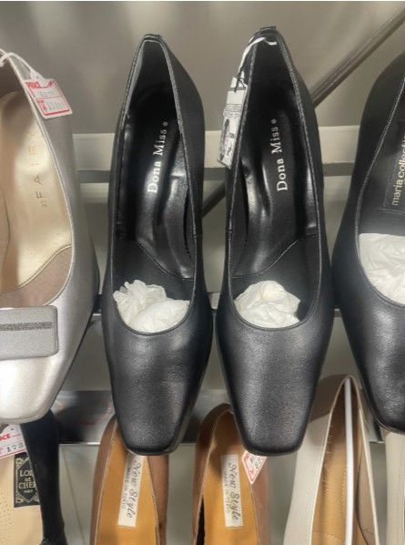 [서울=뉴시스]다카이치 사나에 일본 총리가 신는 구두로 알려진 '도나 미스' 일본 브랜드 제품의 모습.(사진출처: 아에라 캡처) 2025.12.19.