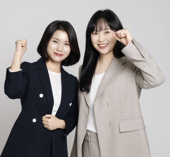 [수원=뉴시스] 채유경(사진 오른쪽) 위원장,<a href=