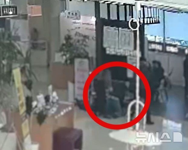 [인천=뉴시스] 인천 서구청 민원실 직원이 갑자기 쓰러진 80대 어르신에게 CPR을 실시하고 있다.(사진=서구 제공) 2025.12.19.