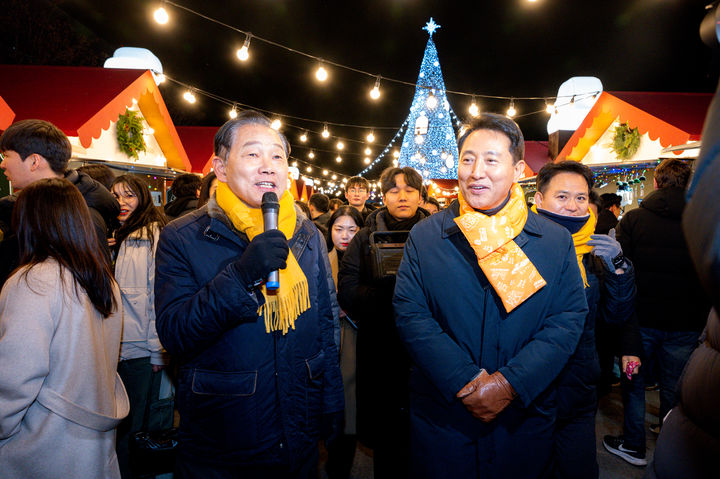 2025 광화문 마켓에서 서울관광재단 길기연 대표이사(왼쪽)가 오세훈 서울시장에게 행사를 소개하고 있다. (사진=서울관광재단) *재판매 및 DB 금지