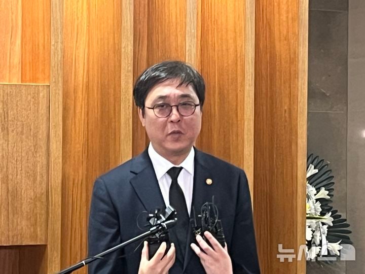 [서울=뉴시스] 19일 서울 신촌 세브란스병원 장례식장에 마련된 고(故) 윤석화 빈소를 방문한 최휘영 문화체육부 장관 2021.12.19.