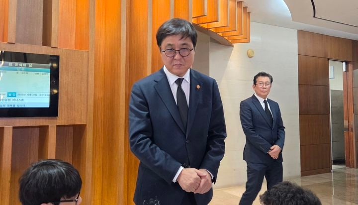 [서울=뉴시스] 19일 서울 신촌 세브란스병원 장례식장에 마련된 고(故) 윤석화 빈소를 방문한 최휘영 문화체육부 장관 2025.12.19.*재판매 및 DB 금지