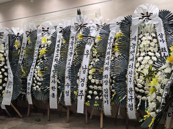 [서울=뉴시스] 19일 서울 신촌 세브란스병원 장례식장에 마련된 고(故) 윤석화 빈소의 근조 화환들.2025.12.19.*재판매 및 DB 금지