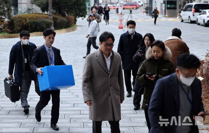 [서울=뉴시스] 김혜진 기자 = '관봉권 띠지 폐기 의혹'을 수사하는 안권섭 상설 특별검사팀이 19일 서울 중구 한국은행에서 발권국 수색·검증 영장을 집행하고 있다.2025.12.19.