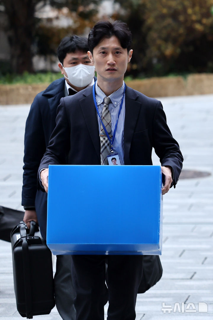 [서울=뉴시스] 김혜진 기자 = '관봉권 띠지 폐기 의혹'을 수사하는 안권섭 상설 특별검사팀이 19일 서울 중구 한국은행에서 발권국 수색·검증 영장을 집행하고 있다.2025.12.19.