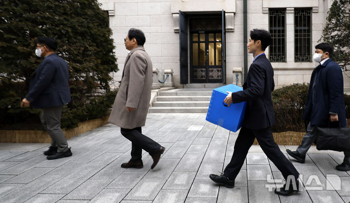 [서울=뉴시스] 김혜진 기자 = '관봉권 띠지 폐기 의혹'을 수사하는 안권섭 상설 특별검사팀이 19일 서울 중구 한국은행에서 발권국 수색·검증 영장을 집행하고 있다.2025.12.19.