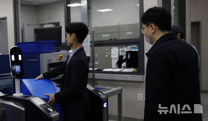 [서울=뉴시스] 김혜진 기자 = '관봉권 띠지 폐기 의혹'을 수사하는 안권섭 상설 특별검사팀이 19일 서울 중구 한국은행에서 발권국 수색·검증 영장을 집행하고 있다.2025.12.19.