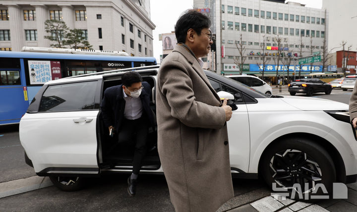 [서울=뉴시스] 김혜진 기자 = '관봉권 띠지 폐기 의혹'을 수사하는 안권섭 상설 특별검사팀이 19일 서울 중구 한국은행에서 발권국 수색·검증 영장을 집행하기 위해 차에서 내리고 있다.2025.12.19.jini