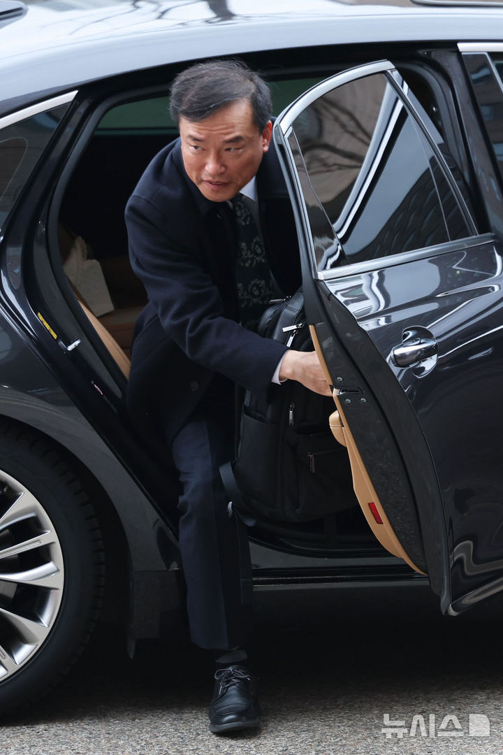 [과천=뉴시스] 권창회 기자 = 김종철 신임 방송미디어통신위원장이 19일 오전 경기 과천시 정부과천청사 방미통위로 출근하고 있다.2025.12.19.