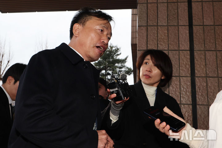 [과천=뉴시스] 권창회 기자 = 김종철 신임 방송미디어통신위원장이 19일 오전 경기 과천시 정부과천청사 방미통위로 출근하며 취재진 질의에 답하고 있다.2025.12.19.