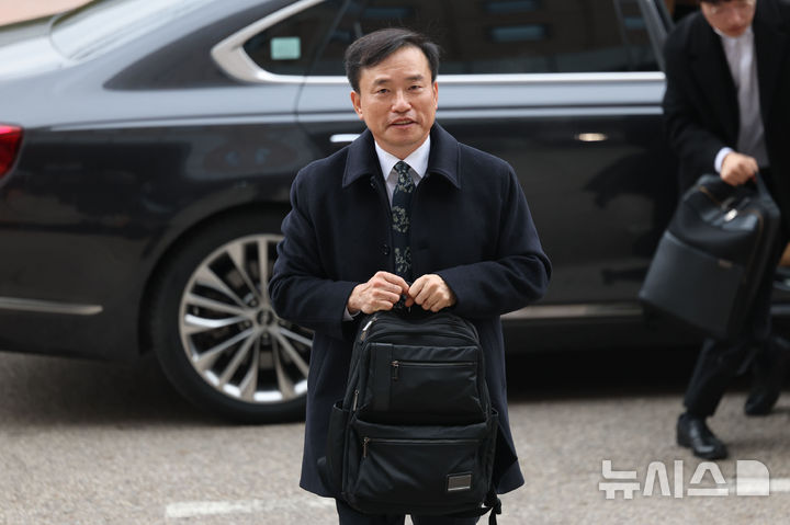 [과천=뉴시스] 권창회 기자 = 김종철 신임 방송미디어통신위원장이 19일 오전 경기 과천시 정부과천청사 방미통위로 출근하고 있다.2025.12.19.