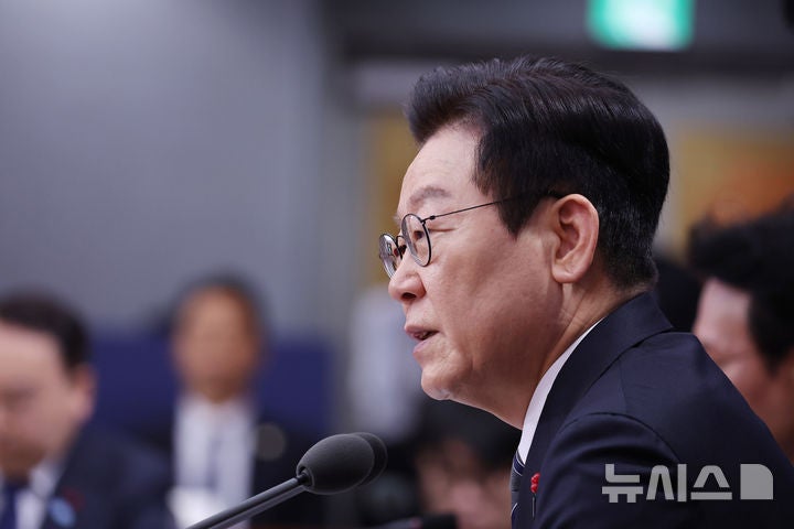 이 대통령 "北 <b>노동신문</b> 빨갱이 될까 봐 차단?…국민 수준 폄하하는 것...
