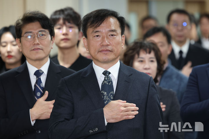 [과천=뉴시스] 권창회 기자 = 김종철 신임 방송미디어통신위원장이 19일 오전 경기 과천시 정부과천청사 방미통위에서 열린 취임식에서 국민의례를 하고 있다.2025.12.19.