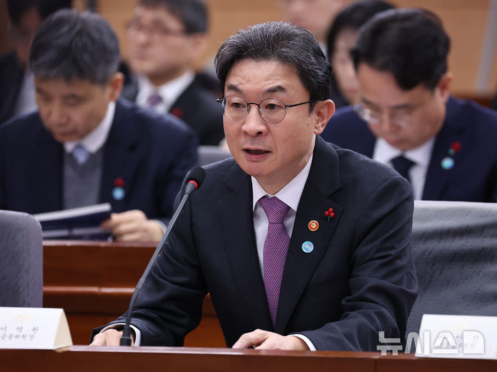 [서울=뉴시스] 고범준 기자 = 이억원 금융위원장이 19일 서울 종로구 정부서울청사 별관에서 열린 금융위원회·공정거래위원회 업무보고에서 발언하고 있다.(대통령실통신사진기자단) 2025.12.19.bjko@news