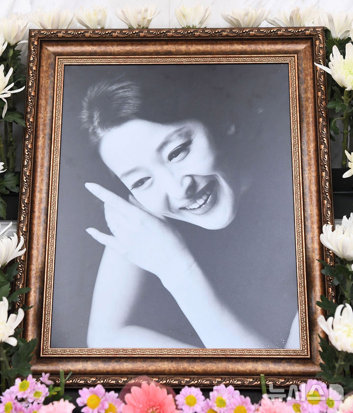 [서울=뉴시스] 사진공동취재단 = 19일 서울 신촌 세브란스병원 장례식장에 배우 윤석화의 빈소가 마련돼 있다. 2025.12.19. photo@newsis.com