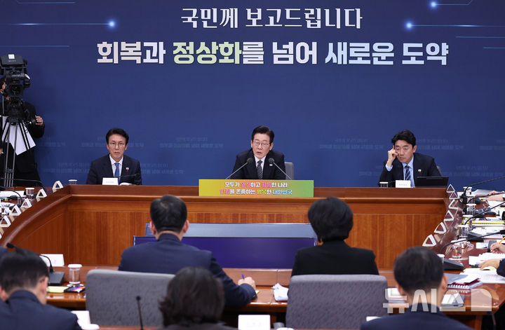 [서울=뉴시스] 고범준 기자 = 이재명 대통령이 19일 서울 종로구 정부서울청사 별관에서 열린 법무부(대검찰청)·성평등가족부 업무보고에서 발언하고 있다.(대통령실통신사진기자단) 2025.12.19.bjko@new