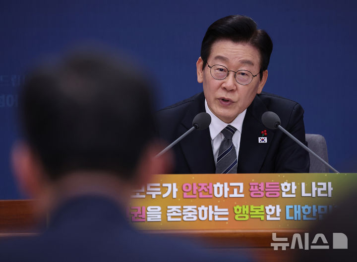 [서울=뉴시스] 고범준 기자 = 이재명 대통령이 19일 서울 종로구 정부서울청사 별관에서 열린 법무부(대검찰청)·성평등가족부 업무보고에서 발언하고 있다. (대통령실통신사진기자단) 