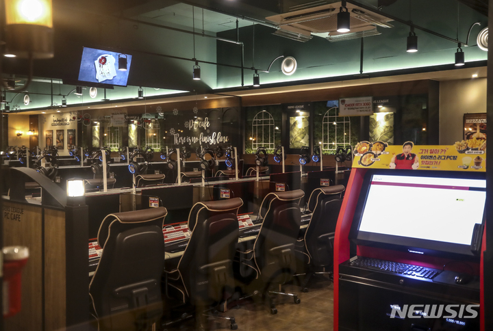 [서울=뉴시스] 정병혁 기자 = 지난 10년간 실시됐던 청소년의 심야 시간대 게임 이용을 제한하는 셧다운제가 지난 1일부터 폐지됐다.2011년 11월 20일 시행된 셧다운제는 16세 미만 청소년의 0~6시 게임 이