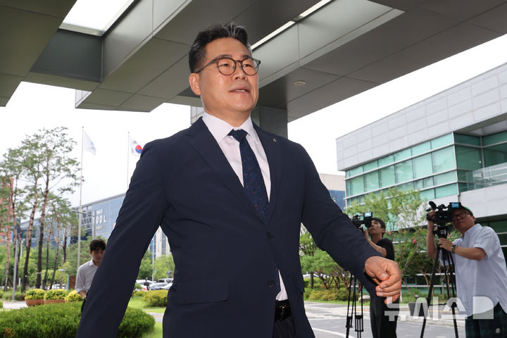 [서울=뉴시스] 권창회 기자 =백해룡 전 영등포경찰서 형사과장(경정)이 임은정 동부지검장과 비공개 면담을 위해 17일 서울 송파구 서울동부지방검찰청으로 들어서고 있다.2025.07.17.kch0523@newsi