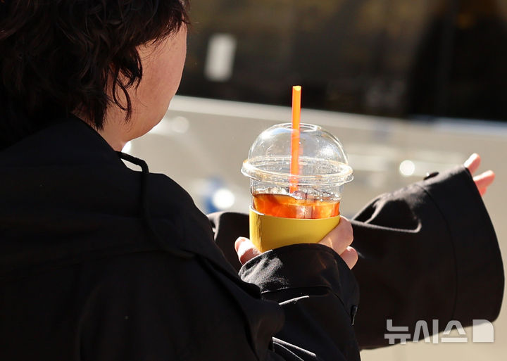 [서울=뉴시스] 이영환 기자 = 주말까지 기온이 오름세를 보이며 평년보다 온화한 날씨가 예보된 21일 오후 서울 시내에서 점심식사를 마친 직장인이 아이스 커피를 들고 이동하고 있다.2025.11.21.20hwan