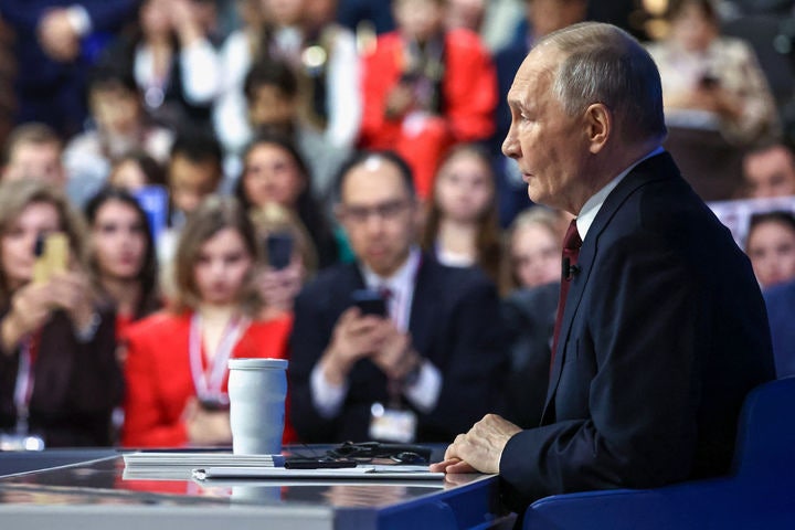 [모스크바=AP/뉴시스] 블라디미르 푸틴 러시아 대통령이 19일(현지 시간) 모스크바 고스티니 드보르에서 열린 연례 기자회견 겸 대국민 대화에서 연설하고 있다.2025.12.20.