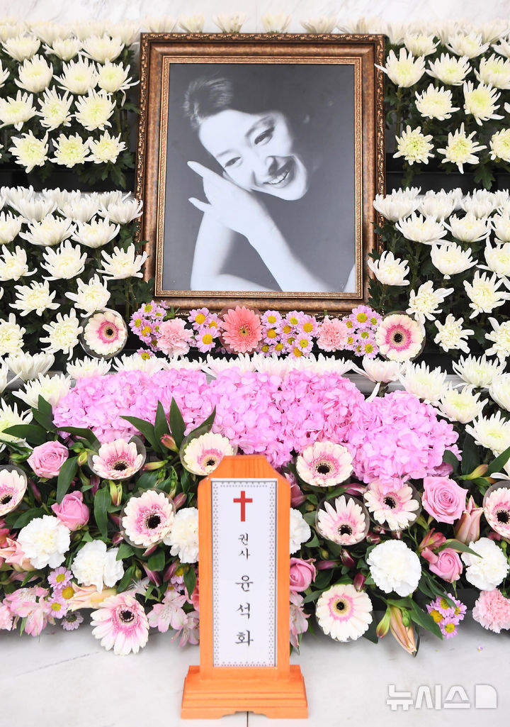 [서울=뉴시스] 사진공동취재단 = 19일 서울 신촌 세브란스병원 장례식장에 배우 윤석화의 빈소가 마련돼 있다.2025.12.19.