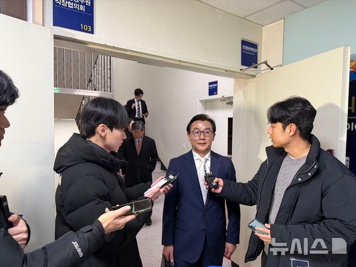 [서울=뉴시스]이다솜 기자=통일교 금품 수수 의혹을 받는 전재수 전 해양수산부 장관이 20일 오전 12시25분께 서울 서대문구 경찰청 국가수사본부에서 피의자 조사를 마치고 나서고 있다.2025.12.20 citiz