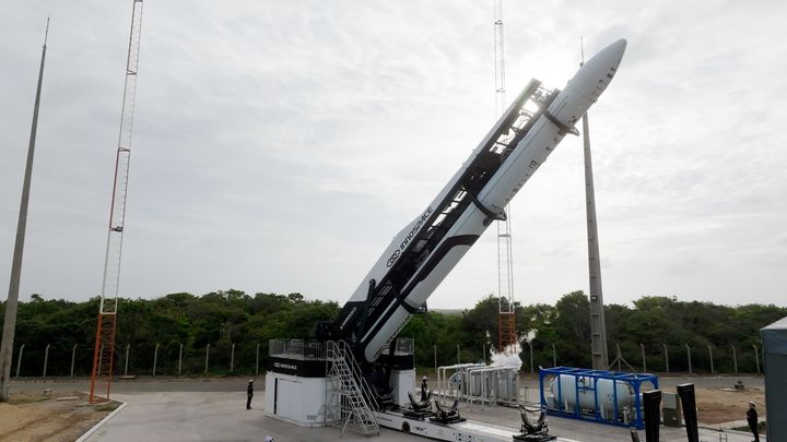 [서울=뉴시스] 민간 우주 발사체 기업 이노스페이스는 이노스페이스는 20일 오전 9시 30분(한국 시간) 브라질 공군 산하 알칸타라 우주센터에서 한빛-나노를 발사하려던 시도를 중단했다고 밝혔다.사진은 발사체 기립 