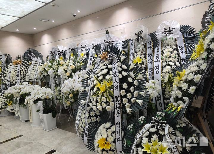  [서울=뉴시스]김윤영 수습기자= 20일 서울 신촌 세브란스병원 장례식장에 마련된 고(故) 윤석화 빈소 모습.2025.12.20.