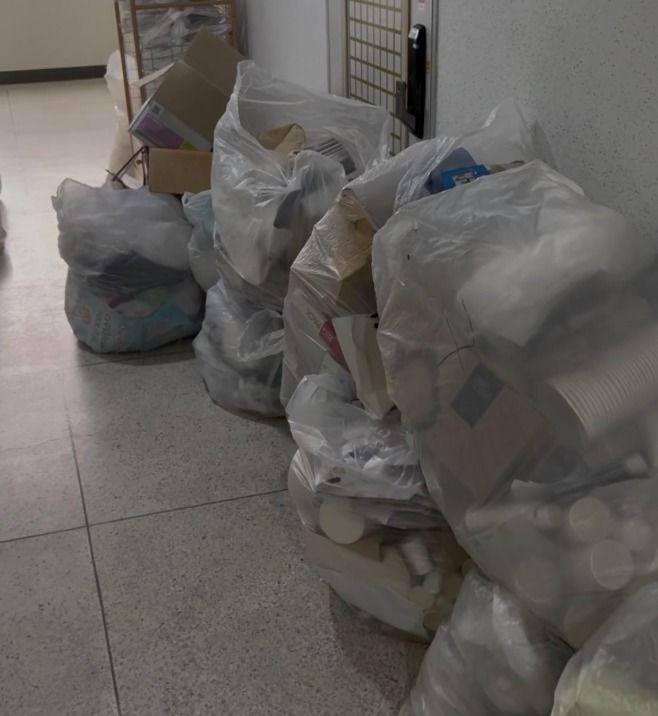 [뉴시스]임차인은 공용복도에까지 쓰레기를 버렸다.(사진 = 보배드림 캡처) *재판매 및 DB 금지