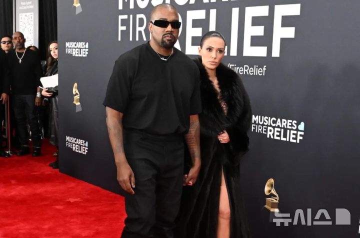 [서울=뉴시스] 지난 2월 2일 그래미 어워즈에 참석한 예(Ye·칸예 웨스트)와 비앙카 센소리 (사진=뉴욕포스트)