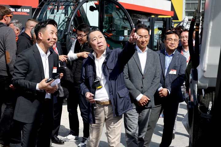 [서울=뉴시스] 박정원(왼쪽 두 번째) 두산그룹 회장이 독일 건설기계 전시회 '바우마 2025'를 찾아 두산밥캣 부스를 유심히 살펴보고 있다.(사진=두산그룹 제공) 2025.4.13.