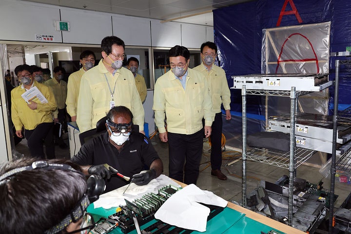 [서울=뉴시스] 조성우 기자 = 윤호중 행정안전부 장관이 지난 10월 8일 오후 대전 유성구 국가정보자원관리원 본원을 방문해 화재로 서비스가 중단된 행정정보시스템 복구현장을 점검하고 있다.(사진=행정안전부 제공) 