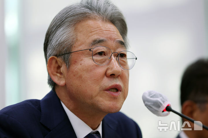 [서울=뉴시스] 김명년 기자 = 사진은 강호동 농협중앙회장이 지난 10월 24일 오전 서울 여의도 국회 농림축산식품해양수산위원회에서 열린 농협중앙회-한국마사회 등에 대한 국정감사에서 질의에 답하고 있는 모습.202