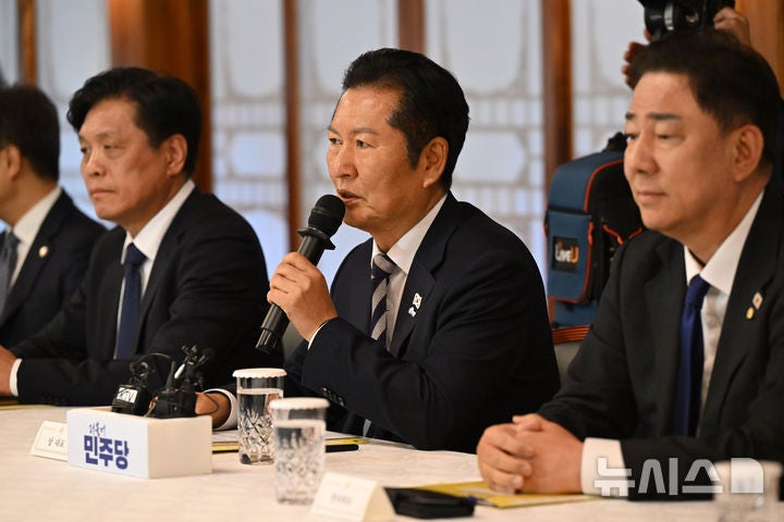 정청래 "<b>석유화학</b>·<b>철강</b> 분야 신속·과감한 <b>구조개편</b> 필요"