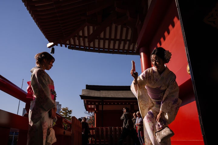 [도쿄=AP/뉴시스] 중국 문화관광부가 지난 14일부터 자국민에게 일본 여행 자제 권고 조처를 내린 가운데 20일 기모노를 입은 중국인 관광객들이 일본 도쿄 아사쿠사 지역 센소지를