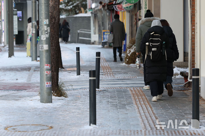 [서울=뉴시스] 권창회 기자 = 폭설 후 한파로 도로 곳곳이 얼어붙은 5일 오전 서울 중구 충무로역 인근에서 시민들이 빙판길을 조심히 걷고 있다.2025.12.05.