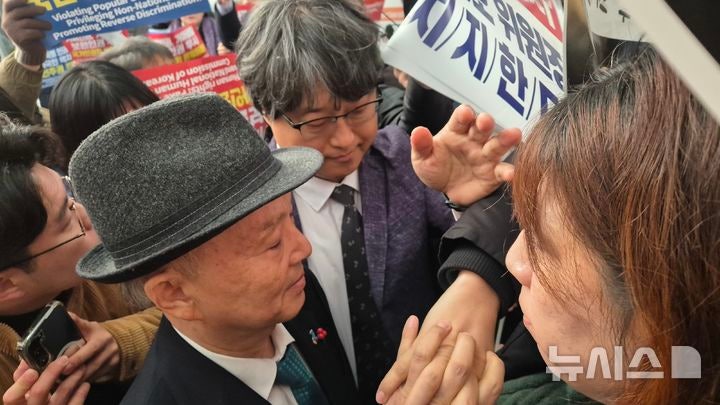 [서울=뉴시스] 전상우 수습기자 = 안창호 국가인권위원회 위원장이 10일 세계인권선언 77주년 인권의 날 기념식에 참석하기 위해 행사장 입구에 도착했으나,<a href=