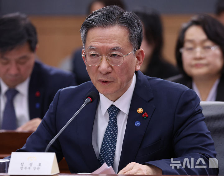 [서울=뉴시스] 고범준 기자 = 정성호 법무부 장관이 지난 19일 서울 종로구 정부서울청사 별관에서 열린 법무부(대검찰청)·성평등가족부 업무보고에서 답변하고 있다.(대통령실통신사진기자단) 2025.12.21.bj