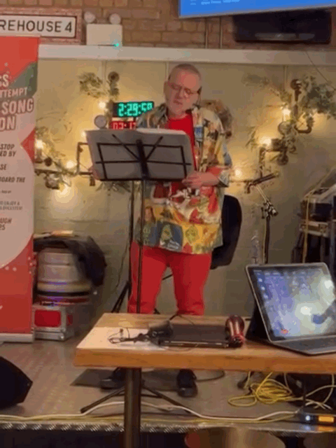 [서울=뉴시스] 미국 글로스터 지역에서 토스트 가게를 운영하는 데이브 퍼체스(63)가 '캐럴 오래 부르기'로 기네스 세계신기록에 도전하고 있다. (사진출처: SNS) 2025.12