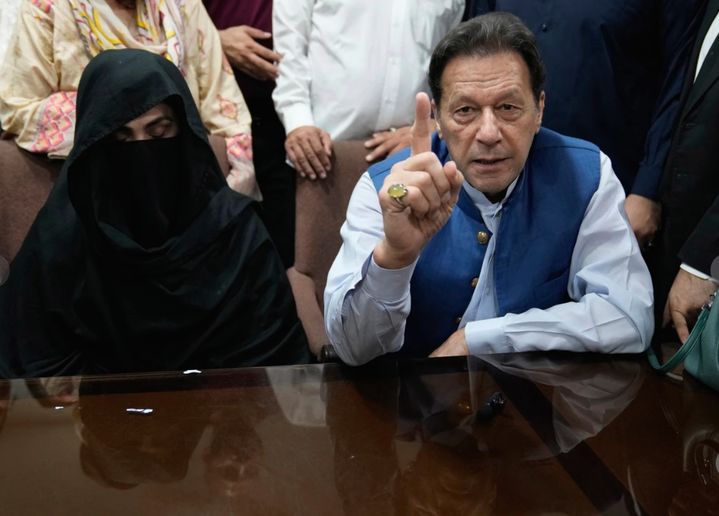 [이슬라마바드=AP/뉴시스] 임란 칸 전 파키스탄 총리와 부인 부슈라 비비가 2023년 7월 17일 파키스탄 라호르 고등법원 사무실에서 여러 사건에 대한 보석금을 제출하기 위한 서