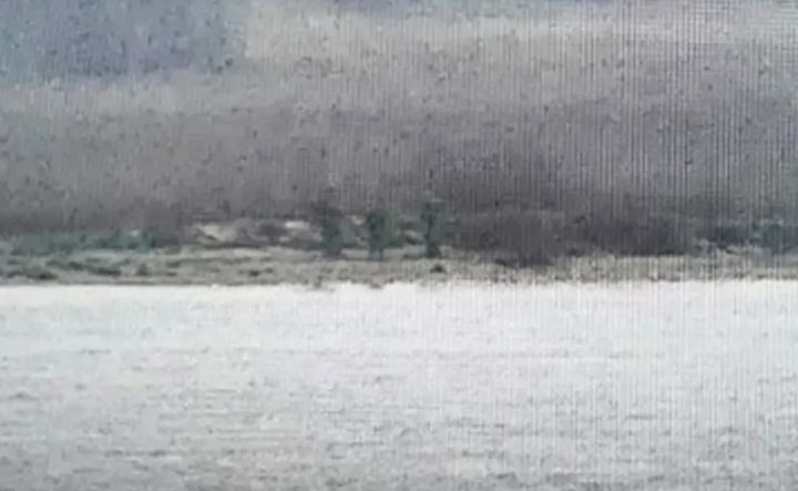 [서울=뉴시스] 러시아 국경경비대원 3명이 17일 공기부양정을 타고 나바르강을 건너와 에스토니아 영토에 들어와 머물고 있는 모습이 에스토니아 국경경비대에 포착됐다.(출처: 키이우 