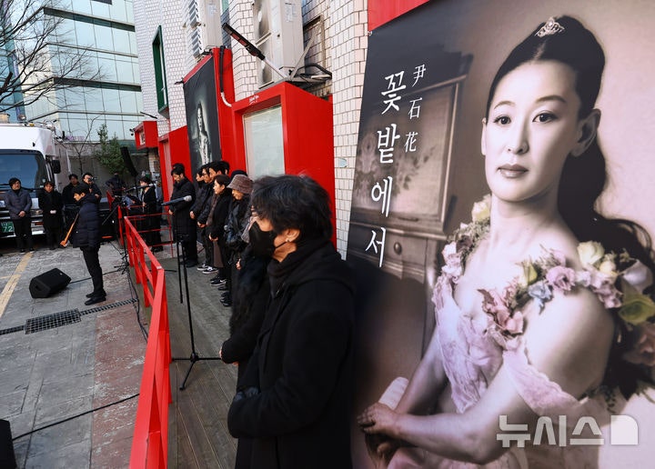 '영원한 아그네스' <b>윤석화</b> 영원히 잠들다…대학로서 마지막 인사