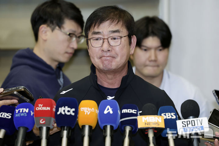 [인천공항=뉴시스] 최동준 기자 = 세계야구소프트볼연맹 프리미어 12에서 4강 진출에 실패한 대표팀 류중일 감독이 19일 인천국제공항을 통해 귀국한 뒤 소감을 말하고 있다.2024.11.19.photocdj@ne