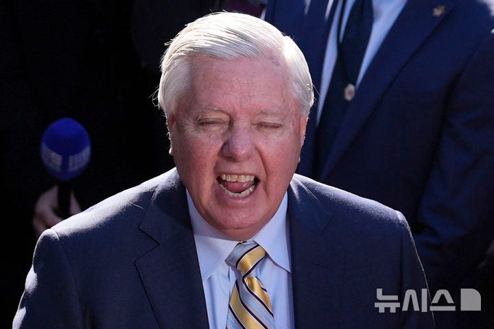 [워싱턴=AP/뉴시스] 린지 그레이엄 미국 공화당 상원의원(사우스캐롤라이나)이 21일(현지 시간) 미국 협상단이 블라디미르 푸틴 러시아 대통령의 종전 의지를 과대평가하고 있다며 쓴소리 냈다.(사진=뉴시스DB) 20