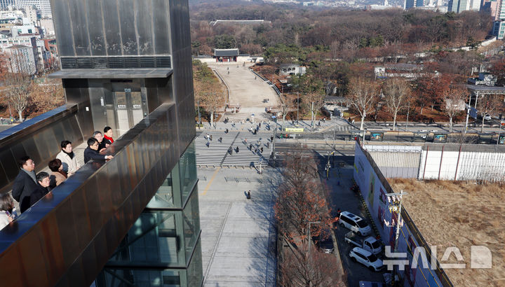 [서울=뉴시스] 조성우 기자 = 국민의힘 문화체육관광위원회 박정하 간사를 비롯한 의원들과 김병민 서울시 정무부시장이 18일 서울 종로구 세운상가를 옥상을 방문해 종묘 일대와 세운4구역을 둘러보고 있다.2025.12