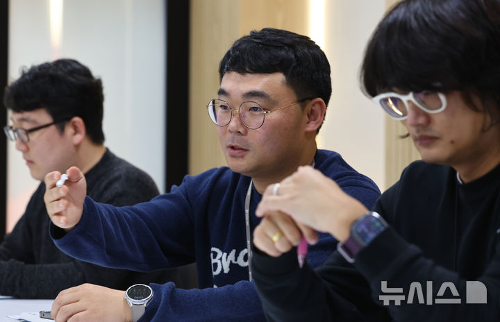 [서울=뉴시스] 박주성 기자 = 이영학 파이오링크 사이버위협분석 팀장이 지난 18일 서울금천구 파이오링크 본사에서 뉴시스와 인터뷰를 하고 있다.2025.12.22.