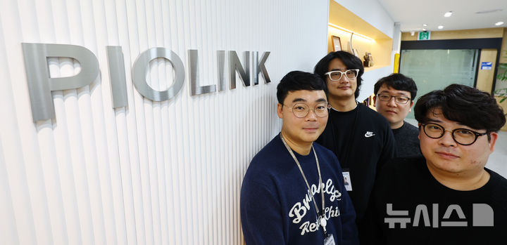 [서울=뉴시스] 박주성 기자 = 이영학 파이오링크 사이버위협분석 팀장과 팀원들이 지난 18일 서울금천구 파이오링크 본사에서 뉴시스와 인터뷰 전 포즈를 취하고 있다.2025.12.22.park7691@newsis.