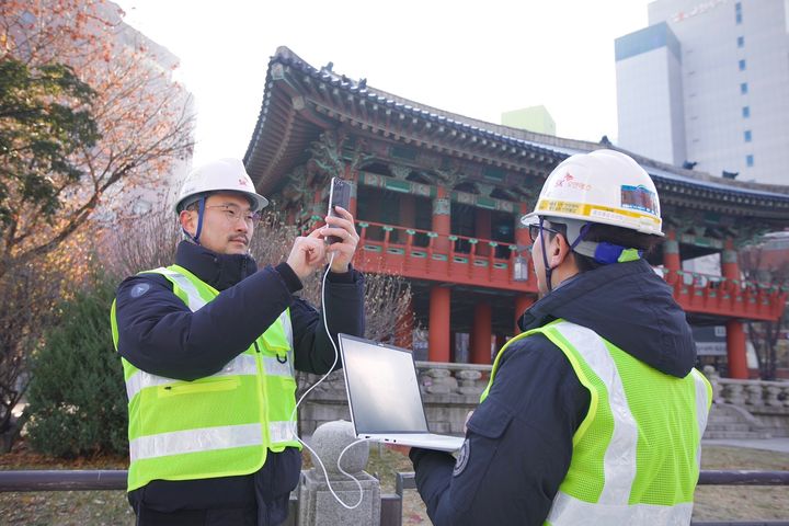 [서울=뉴시스] SK텔레콤이 성탄절 전후와 연말연시 기간 통신 트래픽 증가에 대비해 이동통신 품질 집중 관리에 돌입했다고 22일 밝혔다.사진은 직원들이 인파 밀집 예상 지역에서 점검하는 모습.(사진=SKT 제공)