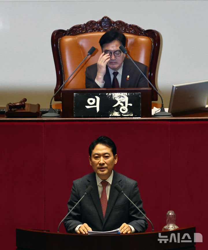 [서울=뉴시스] 김명년 기자 = 장동혁 국민의힘 대표가 22일 오전 서울 여의도 국회에서 열린 본회의에서 12·3 윤석열 비상계엄 등에 대한 전담재판부 설치 및 제보자 보호 등에 관한 특별법에 대한 무제한토론(필리버